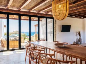 TV a/nebo společenská místnost v ubytování Trinity Mykonos - Beachfront Villa