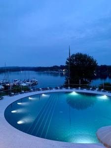 Бассейн в NEON Bigigio House Boat или поблизости