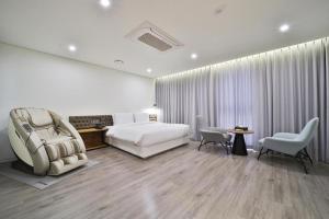 Katil atau katil-katil dalam bilik di Hotel PIED Suseong +282 gambar