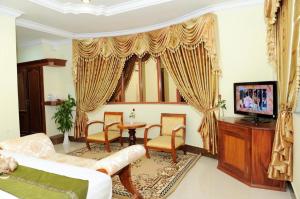 Una televisión o centro de entretenimiento en Vy Chhe Hotel