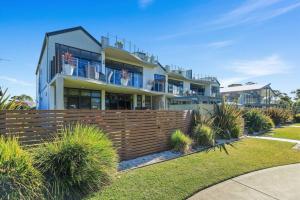 una casa con una valla delante de un patio en Aqua Shores - 1 Bedroom couples stay - Wifi, Linen, Netflix and AC, en Huskisson