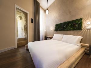 Una cama o camas en una habitación de iRooms Central Station