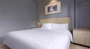 Postel nebo postele na pokoji v ubytování Jinjiang Inn Wenzhou Shuangyu The Terminal