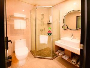 ein Badezimmer mit Dusche, Toilette und Waschbecken in der Unterkunft GreenTree Inn Jiangsu Xuzhou Western 3rd Ring Road Xiyuan Express Hotel in Xuzhou + 194 Fotos
