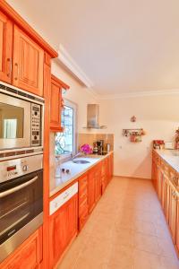 A kitchen or kitchenette at Villa Çınarlar