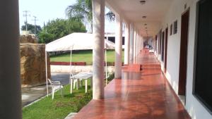 a hallway of a building with a table and chairs at Hotel Real de Cuautla in Cuautla Morelos