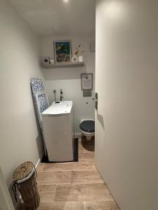 a bathroom with a toilet and a sink at Appartement chez maison hôte rez de jardin in Charmeil +9 photos