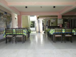 A restaurant or other place to eat at Ocean View tourist guest house at Negombo beach