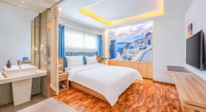 ein Schlafzimmer mit einem großen Bett und einem Fernseher in der Unterkunft Shanshui Trend Hotel Beijing International Airport Branch in Peking + 140 Fotos