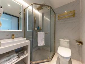 a bathroom with a shower and a toilet and a sink at 7 Days Premium Jiangmen Wuyi Avenue Gangkou Road in Jiangmen +236 photos