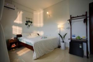 ein Schlafzimmer mit einem Bett und einer Lampe darin in der Unterkunft Green home, Huế in Thôn Trường Giang