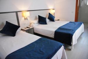 Katil atau katil-katil dalam bilik di Parrots Sitges Hotel