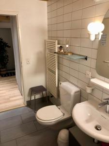 Vannituba majutusasutuses Ferienhaus Zulg-Doppelzimmer mit Gartenblick