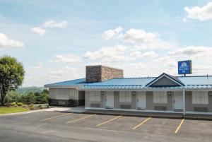 un edificio con techo azul y aparcamiento en Americas Best Value Inn-Saint Clairsville/Wheeling en Saint Clairsville
