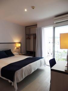 A bed or beds in a room at Parrots Sitges Hotel