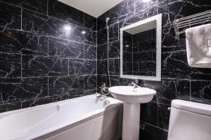 Ένα μπάνιο στο M7 Business Hotel +93 φωτογραφίες