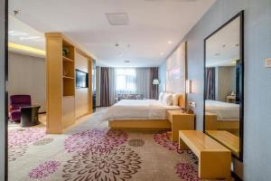 Lavande Hotel Wuhan Hanjiang Road Liuduqiao Metro Station في ووهان: فندق كبير غرفه بسرير ومرآة +80 صورة
