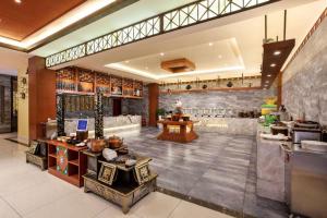 une grande pièce avec unastery ... dans l'établissement Ramada Encore, à Kanggar