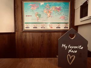 een bord met de tekst 'mijn favoriete plek' voor een kaart bij Фокс Хаус FOX HOUSE in Peshtera +48 foto's