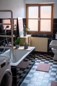 Koupelna v ubytování Ferienwohnung auf Biohof Gutso + 20 fotografií