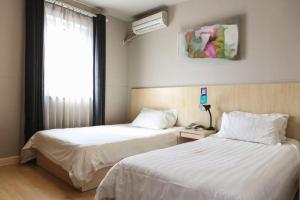 pokój z dwoma łóżkami i oknem w obiekcie Jinjiang Inn Tianjin People's Hospital w mieście Tiencin +168 zdjęć