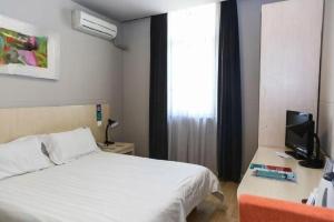 Ένα ή περισσότερα κρεβάτια σε δωμάτιο στο Jinjiang Inn Tianjin People's Hospital +194 φωτογραφίες