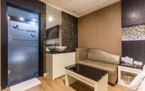 una sala d'attesa con una sedia e una porta di Nabiya Hotel a Siheung Altre 144 foto