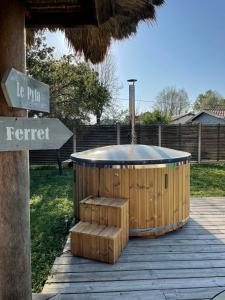 a hot tub sitting on top of a wooden deck at La Villa du Teich in Le Teich