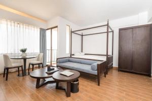 a living room with a bed and a table at Sky City Hotel in Ban Phôn Khéng