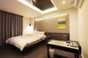 Yongin(Giheung) M7 Hotel客房内的一张或多张床位
