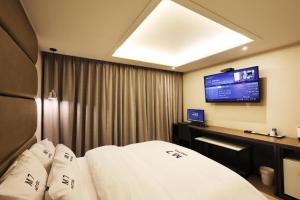 Yongin(Giheung) M7 Hotel客房内的一张或多张床位