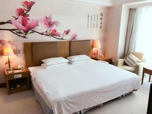 Postel nebo postele na pokoji v ubytování Culture Plaza Hotel