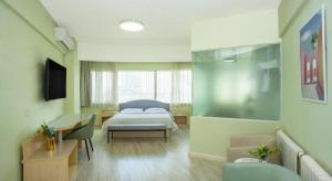 une chambre d'hôpital avec un lit et un bureau dans l'établissement Super 8 Hotel Chengde Imperial Summer Resort, à Chengde 39 autres photos