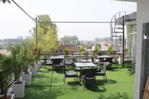 Taman di luar Hotel City Nest Karnal