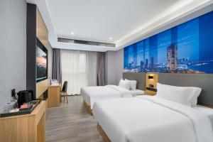 TV a/nebo společenská místnost v ubytování Sheng Lin Na Hotel Minzhi Branch