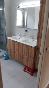 ein Badezimmer mit Waschbecken und Spiegel in der Unterkunft Superbe maison avec Spa en direct in Le Haillan