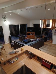 ein Wohnzimmer mit Sofa und Tisch in der Unterkunft Superbe maison avec Spa en direct in Le Haillan + 6 Fotos