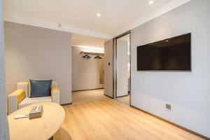 Μια τηλεόραση ή/και κέντρο ψυχαγωγίας στο Jinjiang Inn Qingdao Development Zone Jinggangshan Rd.