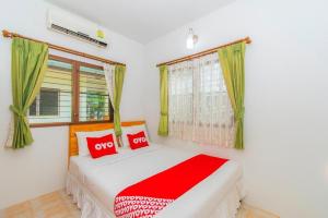 Postel nebo postele na pokoji v ubytování OYO 658 Peamsook​ Resort​