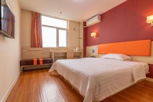 ein Schlafzimmer mit großem Bett und Fenster in der Unterkunft 7 Days Inn Tianjin Changhong Park Metro Station in Tianjin