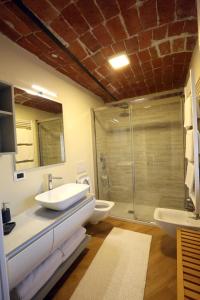 Ένα μπάνιο στο Alba sui Tetti apartment