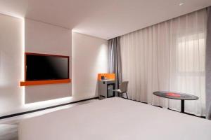 Телевизор и/или развлекательный центр в ibis Tianjin Wuqing Hotel