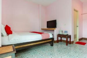 Postel nebo postele na pokoji v ubytování OYO 749 Baan Suan Resort