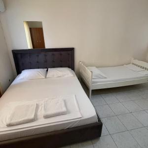 Postel nebo postele na pokoji v ubytování Hotel Gjika