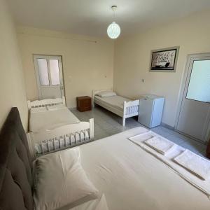 Postel nebo postele na pokoji v ubytování Hotel Gjika