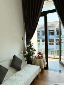ein Wohnzimmer mit Couch und großem Fenster in der Unterkunft BB Homestay in Thôn Trường Giang