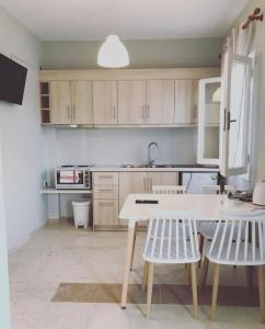 A kitchen or kitchenette at Banos Apartments and swimming pool