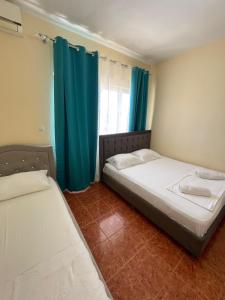Postel nebo postele na pokoji v ubytování Hotel Gjika