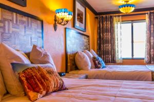 ein Hotelzimmer mit 2 Betten und einem Sofa in der Unterkunft Mountain View Lodge in Parowan