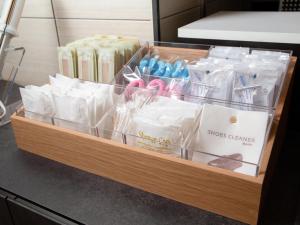 una vitrina con un montón de diferentes tipos de comida en Comfort Hotel ERA Tokyo Higashi Kanda, en Tokio